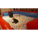 Spelend in een ballenbad.webp