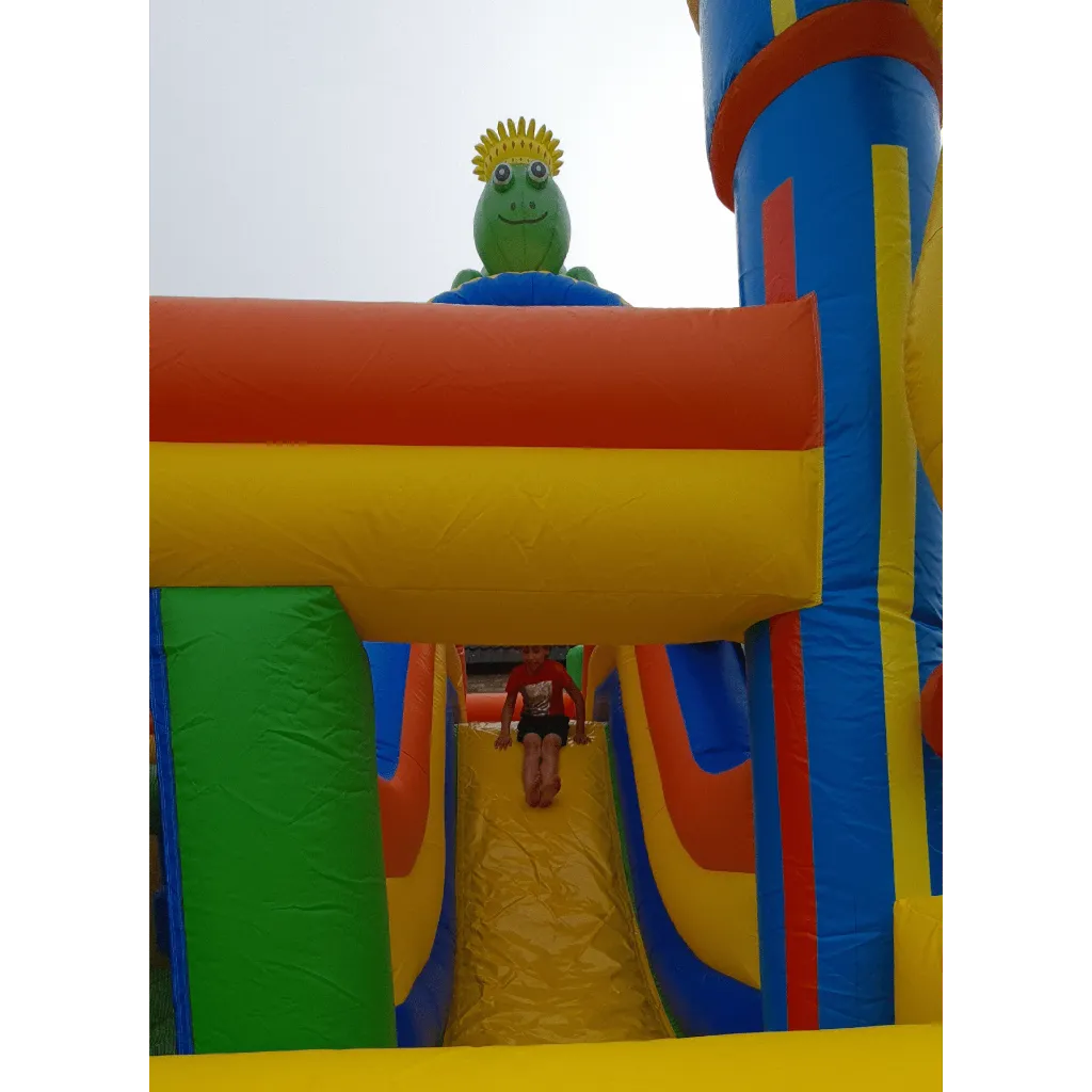 Bos springkasteel met glijbaan.webp