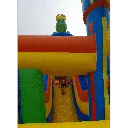 Bos springkasteel met glijbaan.webp