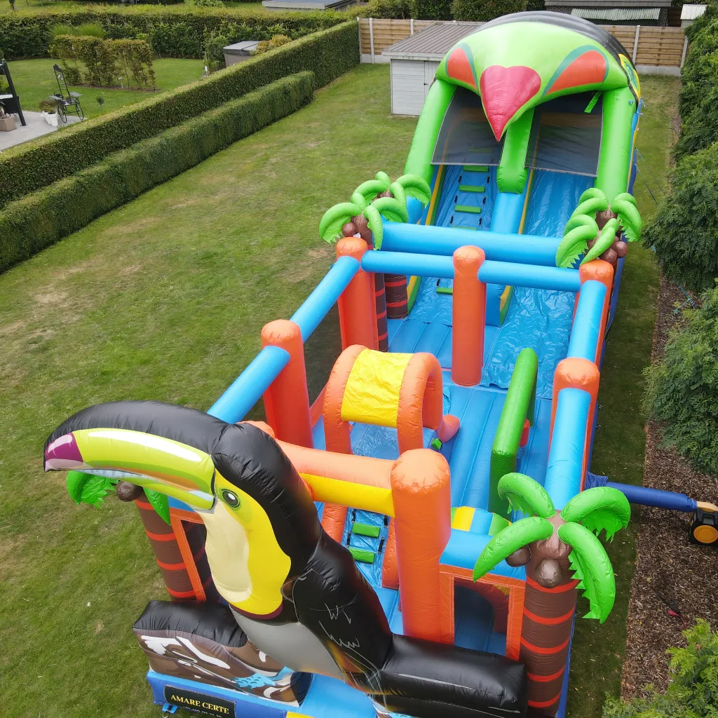 Mega toucan glijbaan en springkasteel huren.webp