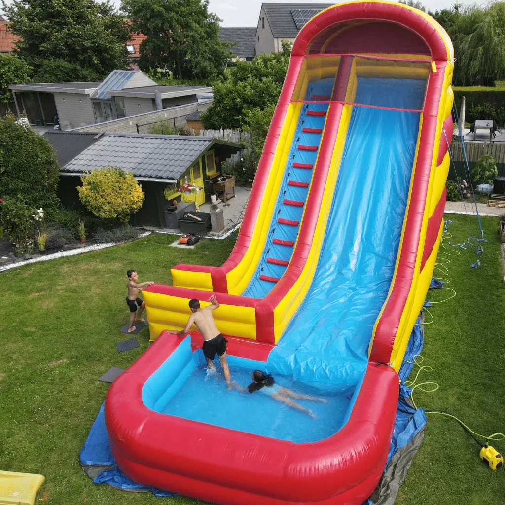 Reuze waterglijbaan met zwembad in tuin.webp