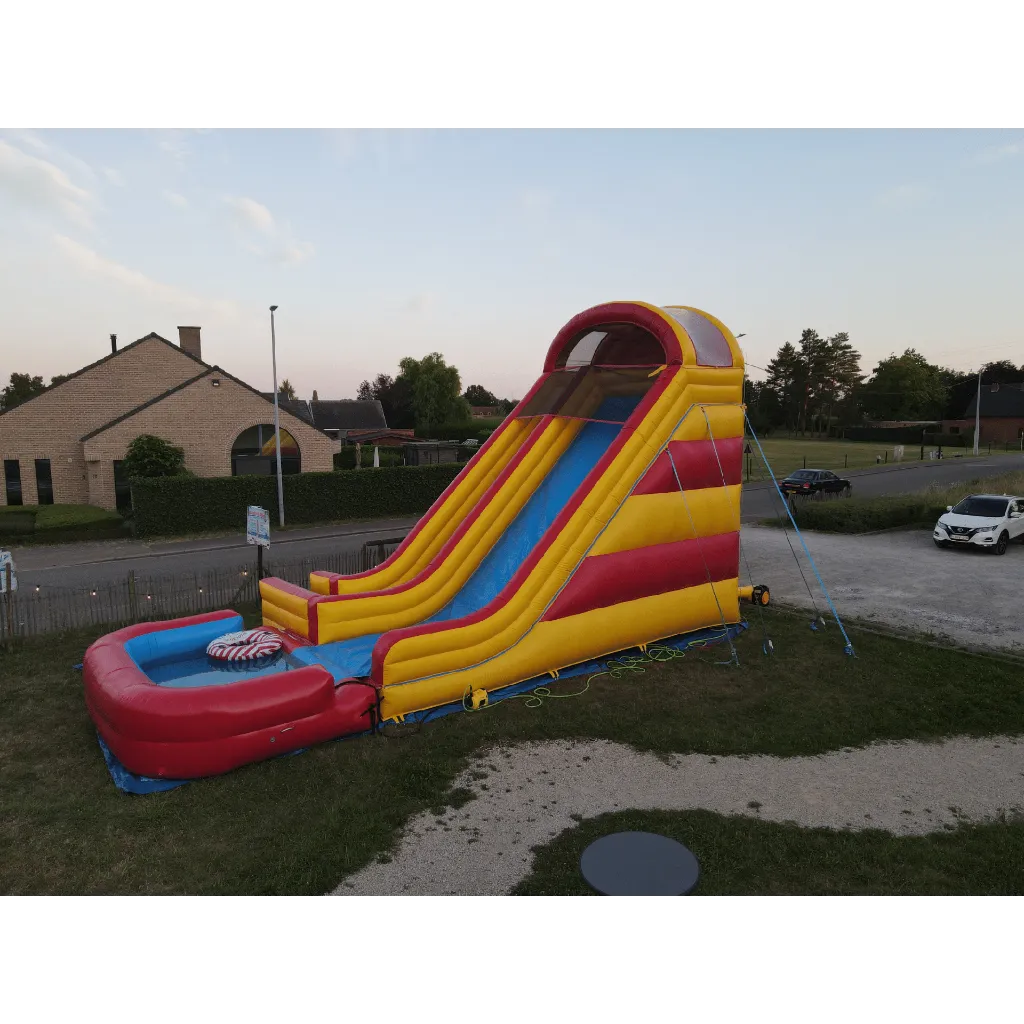 Zijkant reuze waterglijbaan.webp