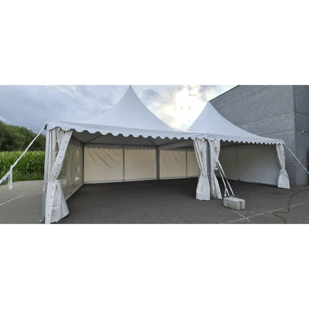 Pagode tent op verharde grond.webp