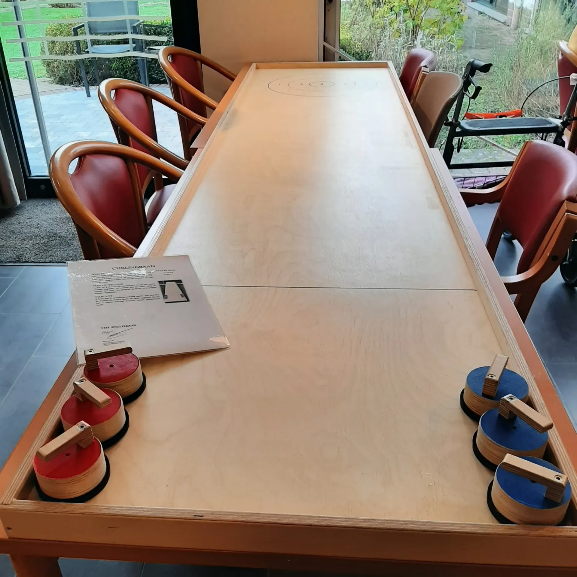 Curlingbaan – strategisch schuifspel met stenen