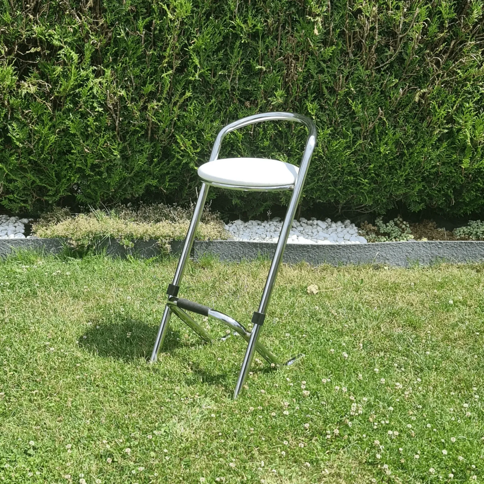 Comfortabele barstoel met wit zitvlak