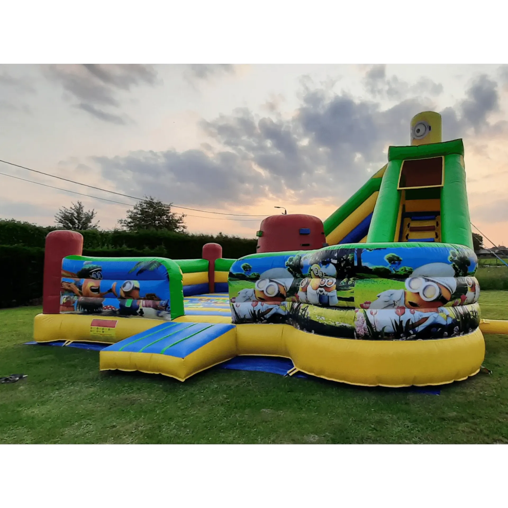 Kleurrijk Minions springkasteel met glijbaan en klimtoren