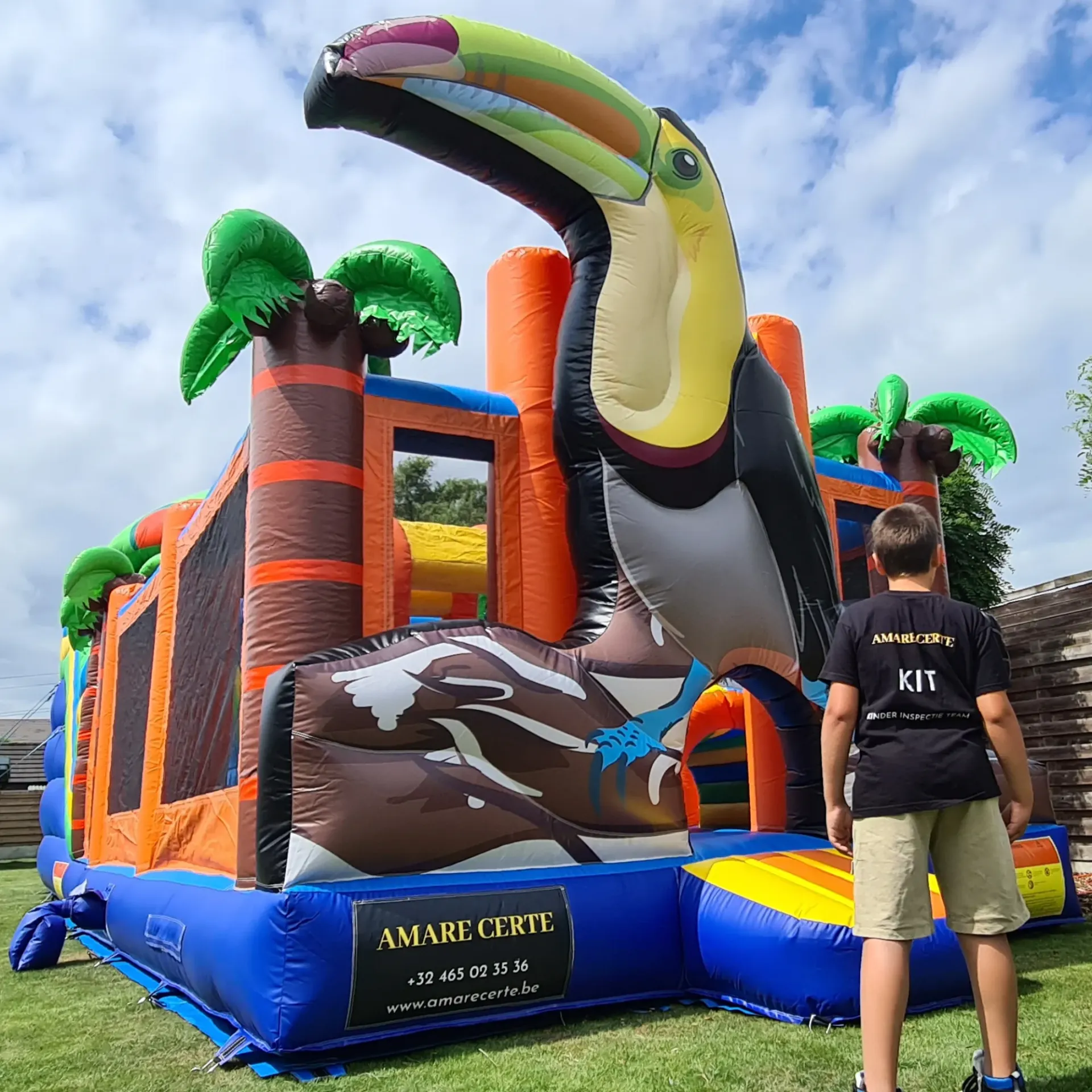 Mega Toucan glijbaan & springkasteel, een unieke stormbaan