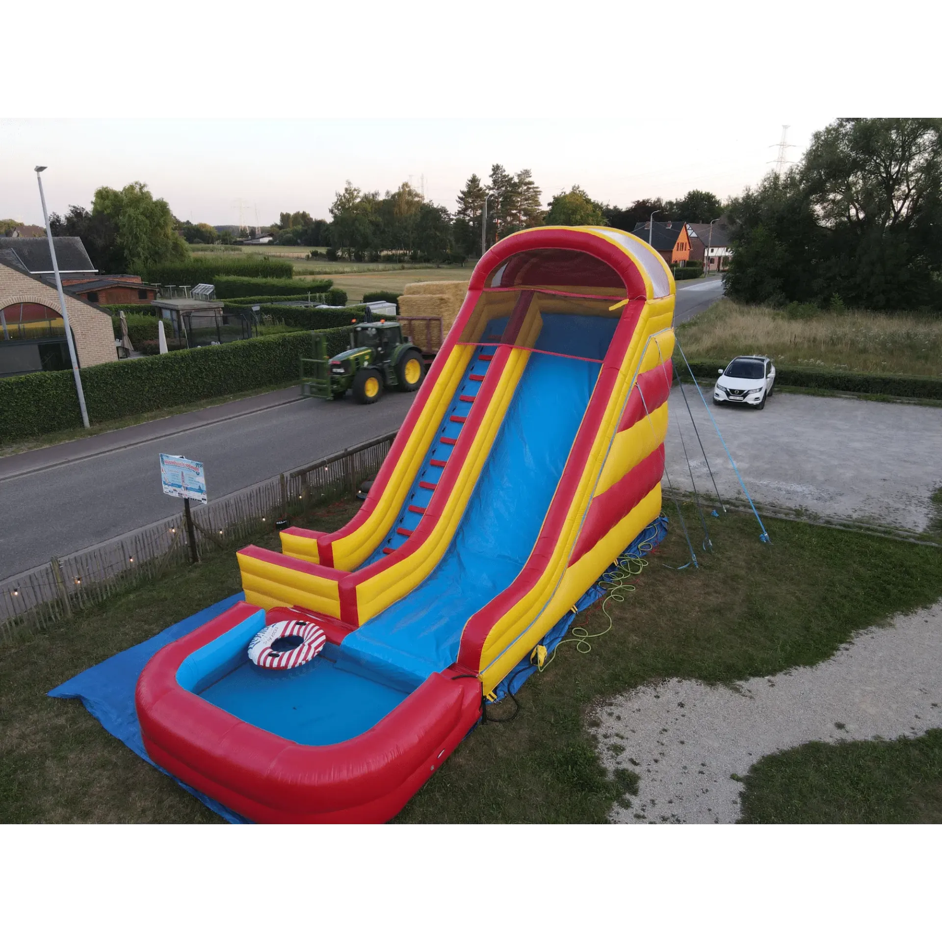 Reuze waterglijbaan met zwembad				 