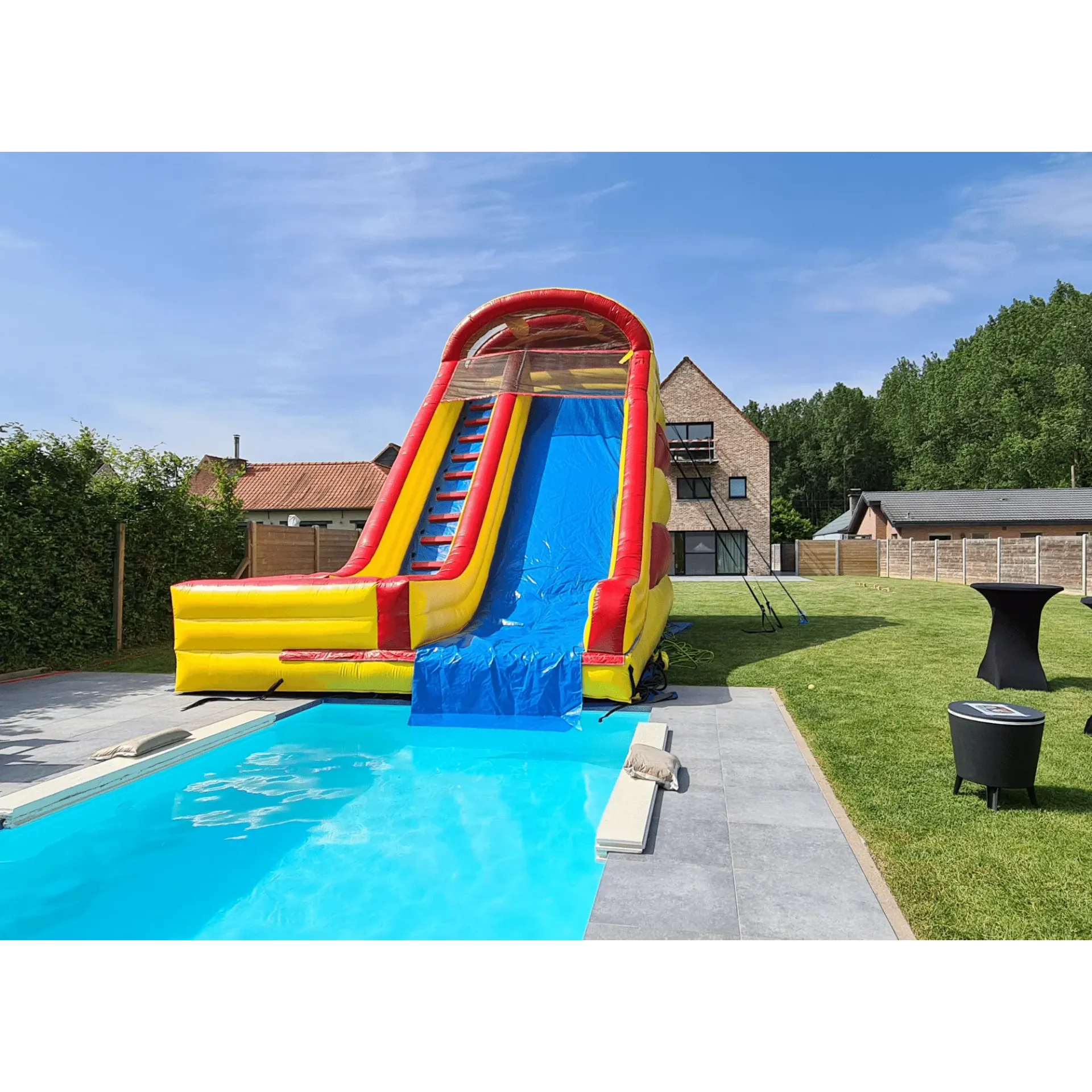 Reuze waterglijbaan: 6 meter hoge verkoelende topper